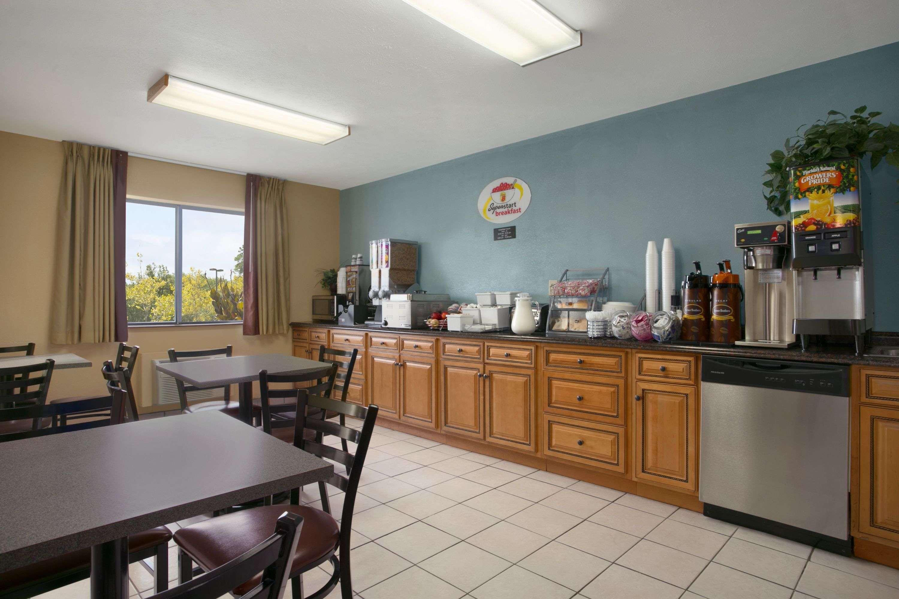 Super 8 By Wyndham Park City/North Wichita Area Экстерьер фото